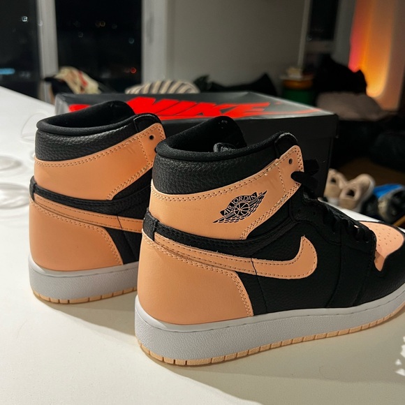 Jordan 1 Retro OG High - Picture 2 of 11